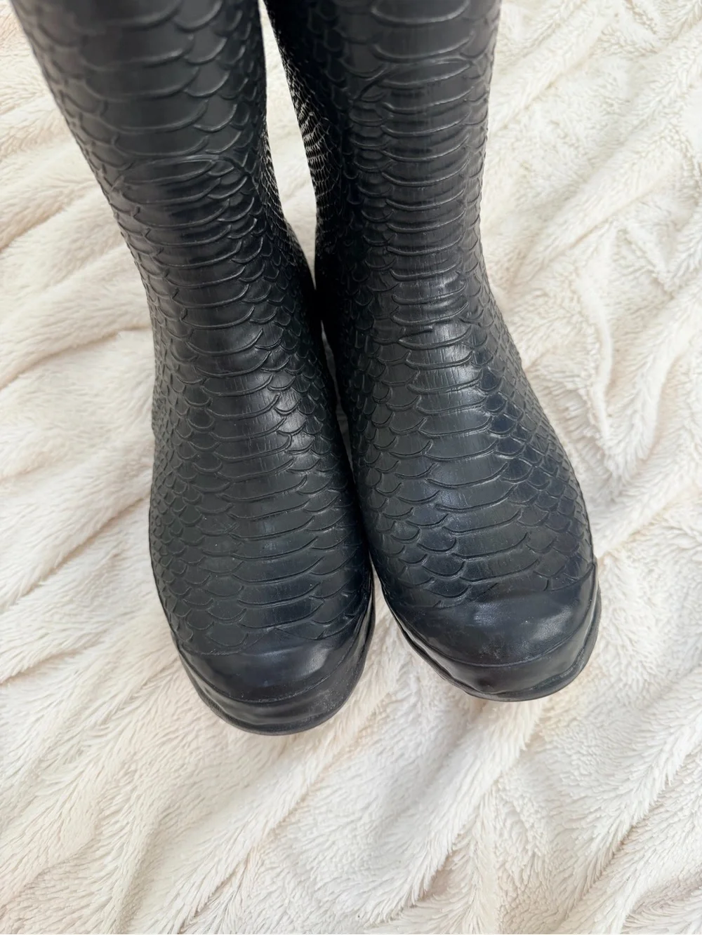 Hunter Carnaby Boa snake-embossed tall rain boots black women’s Sz 5